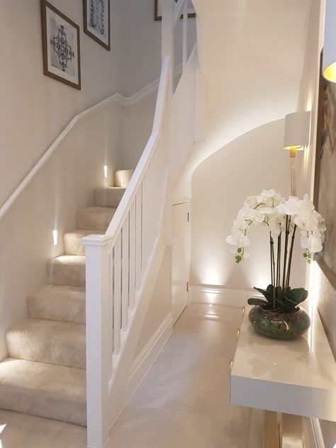 Neutral Stairs And Landing, Stairs And Hallway Ideas Modern, Cozy Hallway Ideas, Cream House Decor, New Build Hallway Ideas, Stairs And Hallway Ideas Stairways, Inside Porch Ideas Entrance, White Staircase Ideas, Cream Staircase