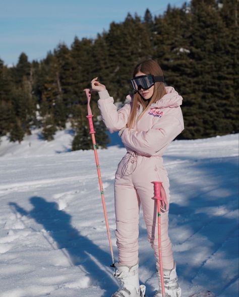 Ski Trip Fashion, Snowsuit Women, Zara Beauty, Ski Trip Outfit, Applying Eyeliner, Makeup Skills, Colorado Outfits, Girls Dress Outfits, Snow Outfit