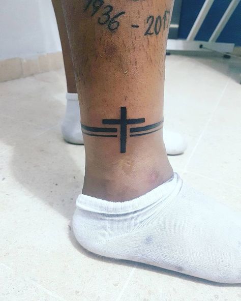 Leg Tattoos Small, Ankle Tattoo Men, Tattoo Bras Homme, Small Foot Tattoos, Tattoo Ankle, Small Shoulder Tattoos, Small Finger Tattoos, Cross Tattoo For Men, Tattoo Leg