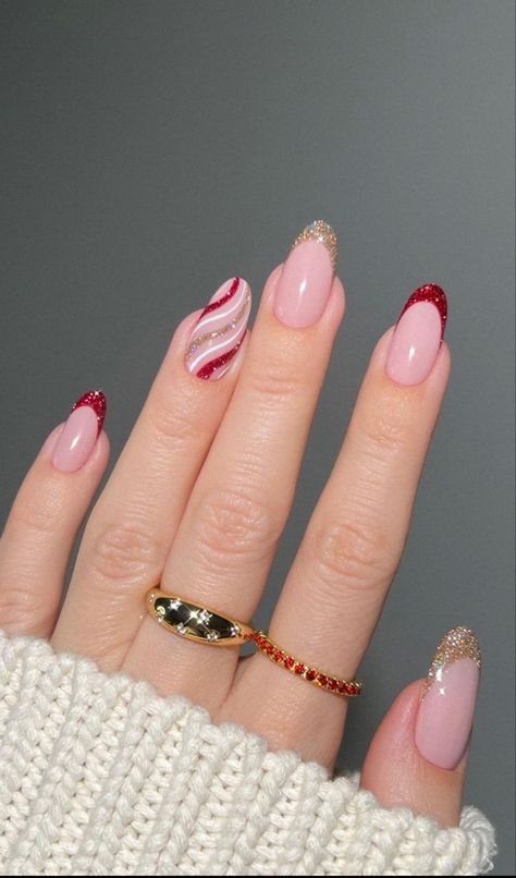 Nail Art Noel, Red And Gold Nails, Red Christmas Nails, Christmas Nails Easy, Christmas Gel Nails, Simple Gel Nails, Disney Nails, Nagel Inspo, Short Acrylic Nails Designs