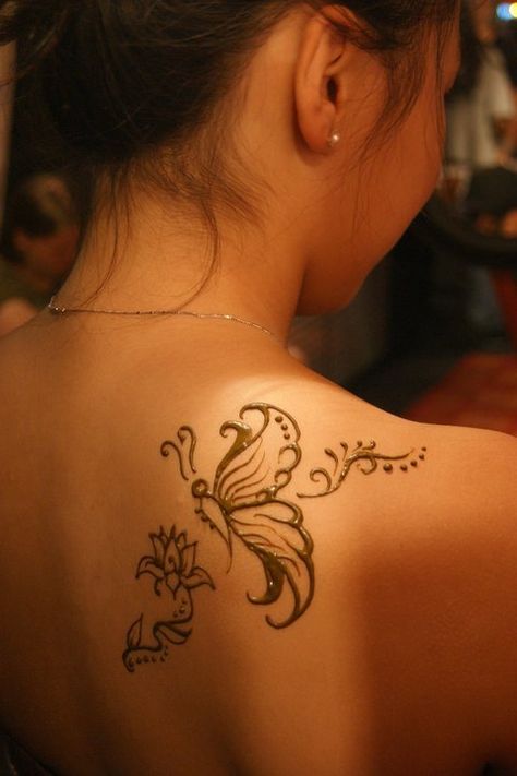 Henna Butterfly, Cover Ups Tattoo, Shoulder Henna, Henne Tattoo, Cream Tattoo, Henna Kit, Cute Henna Tattoos, Inai Pengantin, Henna Style Tattoos