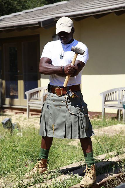 Not often do you a person wearing a baseball cap with a kilt. Utility Kilts Men, Kilt Men Fashion, Kilt Fashion, Kilt Men, Men's Skirts, Kilt Pattern, Scottish Men, Kilts For Men, Irish Kilt