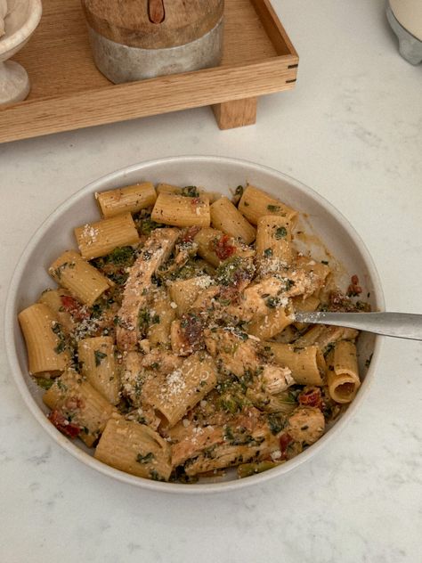 High Protein Creamy Chicken + Veggie Pasta Chicken Veggie Pasta, Protein Pasta Recipes, High Protein Pasta, Chicken Spinach Pasta, Pasta With Chicken, High Protein Dinner, Healthy Protein Meals, Protein Dinner, Protein Lunch