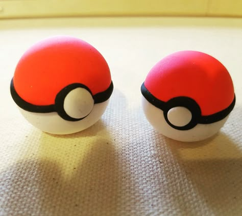 Pokemon Ball Clay! Clay Crafts Pokemon, Air Dry Clay Cute Animals, Air Dry Clay Date Ideas, Clay Pokemon Easy, Pokemon Air Dry Clay, Clay Date Night, Pokemon Clay Ideas, Clay Ideas Pokemon, Clay Pokeball