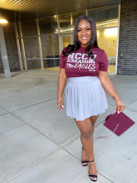 Nccu Graduation Pictures, Decision Day Photoshoot, Decision Day, Graduation Picture, Graduation Picture Poses, Hair Drawing, Graduation Photoshoot, Graduation Photo, Graduation Photos