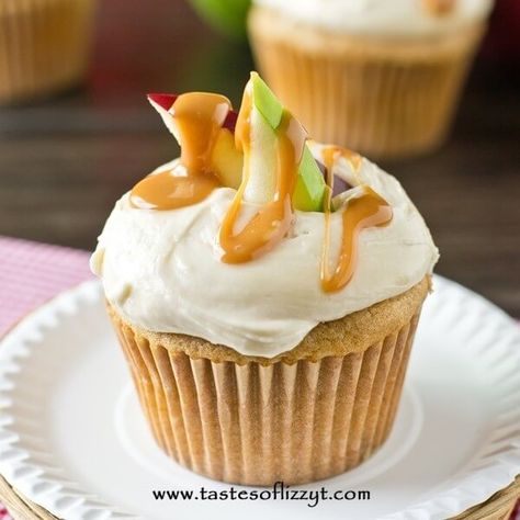 Caramel Apple Cupcakes via @tastesoflizzyt Cupcakes With Caramel, Caramel Apple Cupcakes, Apple Cupcakes, Cupcake Flavors, Yummy Cupcakes, Caramel Apple, Apple Recipes, Mini Cakes, Cupcake Recipes