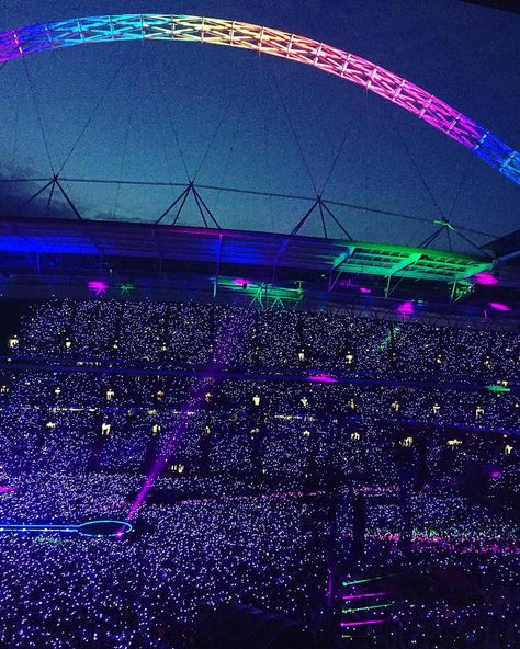 Night 3 in Wembley #AHFODtour #coldplay #aheadfullofdreams #aheadfullofdreamstour #coldplaywembley #xylobands Creds: @wembleystadium Cold Play, Concert Venues, Concert Crowd, Jonny Buckland, Coldplay Concert, Taehyung Selca, Concert Aesthetic, Dream Concert, Concert Venue