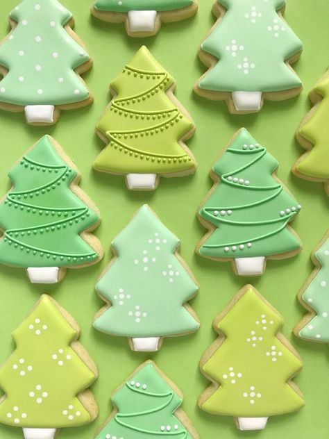 Royal Icing Christmas Cookies, Christmas Tree Desserts, Christmas Sugar Cookies Decorated, Cute Christmas Cookies, Winter Cookie, Festive Cookies, Tree Cookies, Christmas Tree Cookies, Sugar Cookie Designs