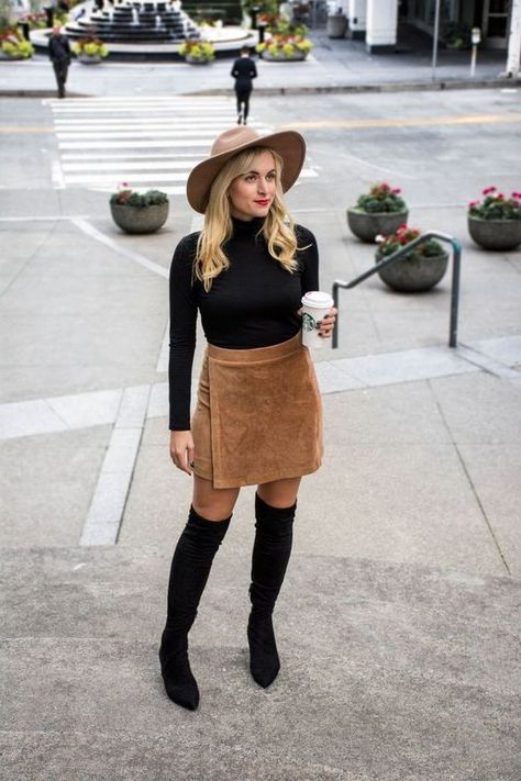 24 Suede Skirt Looks For Women 2022 Black And Camel Outfit, Fall Mini Skirt Outfit, Mini Skirt Fall Outfit, Corduroy Skirt Outfit, Fall Mini Skirt, Ținute Business Casual, Camel Outfit, Skirt Outfit Fall, Stile Blair Waldorf