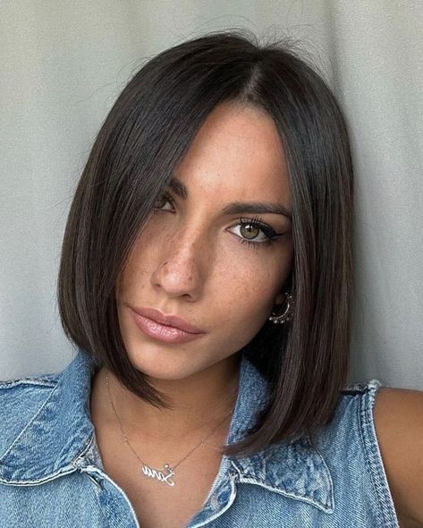 Bob Haircuts For Oval Face, Trendy Bob Haircuts, Brown Bob Haircut, Brown Bob Hair, A Bob Haircut, Bob Hair Color, Medium Bob Haircut, Brunette Bob, Oval Face Haircuts