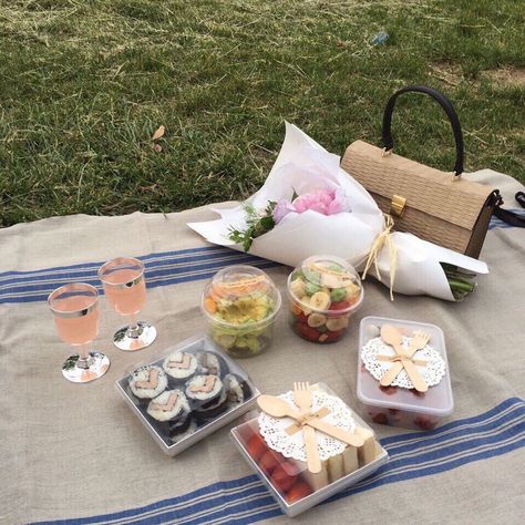 pinterest | kaylaxgrace Picnic Date Food, Picnic Inspiration, Romantic Picnics, Picnic Date, Perfect Picnic, Picnic Time, Picnic Food, A Picnic, Wine And Dine