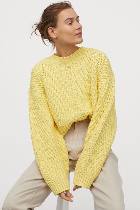 Pull en maille texturée - Jaune clair - FEMME | H&M FR Yellow Sweater Outfit, Yellow Jumper, Textured Knit Sweater, Pullover Mode, Women Sweaters Winter, Sweater Outfit, Pullover Outfit, Yellow Sweater, Friends Fashion