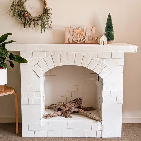 white cardboard fireplace Fireplace Ideas For Christmas, Faux Fireplace Diy Cardboard, Fake Fireplace Diy, Nature Arts And Crafts, Empty Fireplace Ideas, Diy Christmas Fireplace, Cardboard Fireplace, Christmas Alone, Holiday Window Display