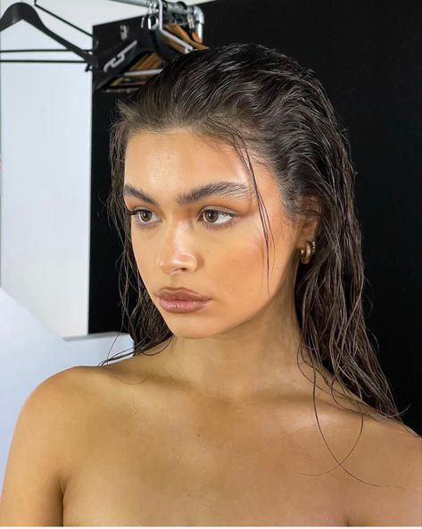 Slick Back Long Hair Down, Wet Hair Look Long, Wet Look Long Hair, Slick Back Wet Hair Look, Wet Hair Makeup, Wet Hairstyles For Long Hair, Wet Curly Hairstyles, Hairstyles Runway, Wet Look Makeup