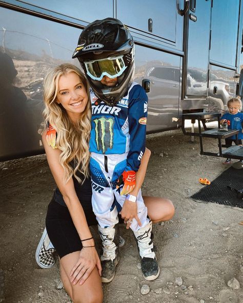 Country Family Photos, Boy Mum, Motocross Baby, Ranch Wife, Pregnancy Facts, Cute Country Couples, Baby Announcement Photoshoot, Moto Mom, Dirt Biking