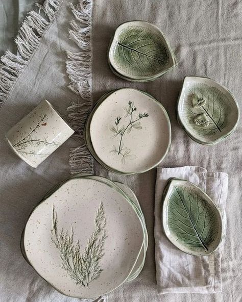 Ceramics Pottery Mugs, Ceramic Leaf, Slab Ceramics, Handmade Dinnerware, Handmade Ceramics Plates, Clay Plates, Pottery Workshop, Handmade Plates, Pottery Handbuilding