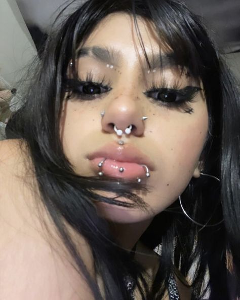 Lip Piercing Combinations, Maximalist Piercings Face, Gold Face Jewellery Piercing, Piercing Ideas Aesthetic Face, Piercing Combinations Facial, Cyberbites Piercings, A Lot Of Piercings Face, Face Piercing Set Up, Multiple Face Piercings