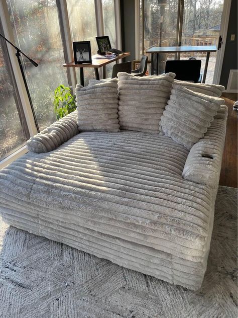 Comfy Sofa Aesthetic, Garage Living Room Ideas, Cozy Chill Living Room, Diy Comfy Couch, Fluffy Couch Aesthetic, Small Chill Room Ideas, Comfy Couch Aesthetic, Boho Sectional, Big Comfy Couch Aesthetic