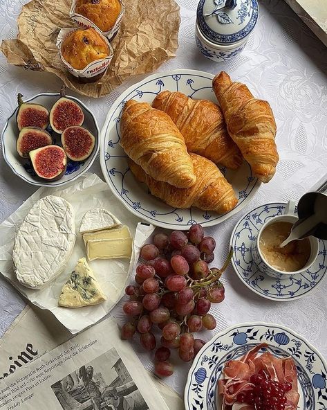 LLEMERCÍ SPACE no Instagram: “#llemerci” European Breakfast, Brunch Cafe, Family Brunch, Brunch Spread, Tumblr Food, Summer Baking, Home Meals, Family Breakfast, Healthy Drinks Recipes