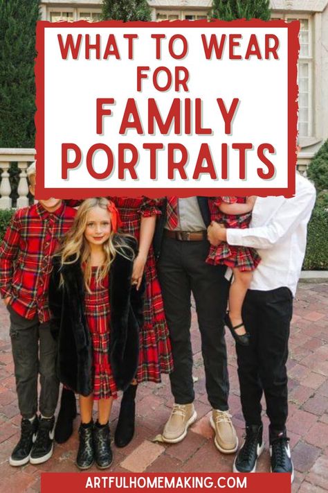 Family Christmas Outfit Ideas, Holiday Picture Outfit, Christmas Card Outfits, Awkward Family Christmas, Winter Family Photoshoot, Holiday Photos Outfits, Family Christmas Pictures Outfits, Christmas Photos Outfits, Christmas Photography Family