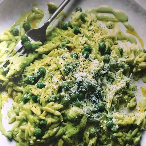 Lemony Pea & Yoghurt Orzo | Recipe | Kitchen Stories Chicken Avocado Bowl, Orzo Peas, Green Pasta Sauce, Beet Risotto, Vegan Chocolate Truffles, Orzo Recipe, Carb Dishes, Avocado Bowl, Green Pasta