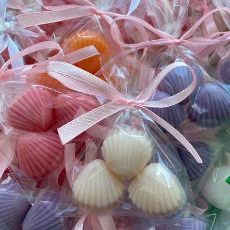 Shell soap favors for your tropical/beach party favors! Ocean Themed Baby Shower Ideas, Ocean Party Ideas, Ocean Party Favors, Beach Bridal Shower Favors, Mermaid Bridal Showers, Beach Party Favors, Ocean Baby Showers, Beach Baby Showers, Beach Wedding White