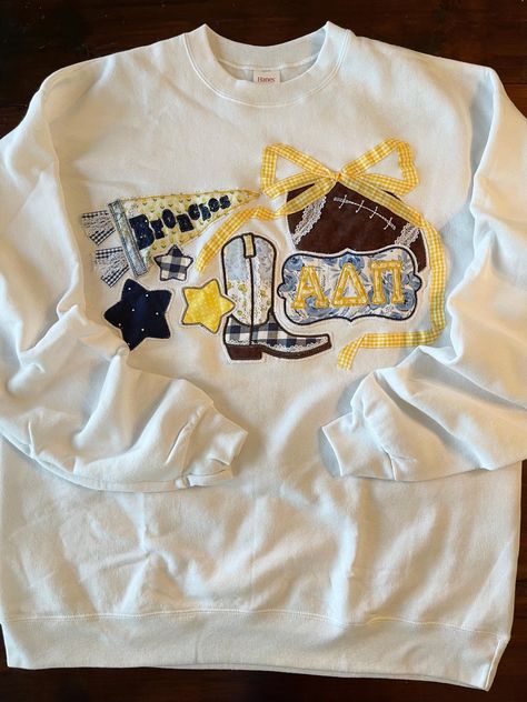 Diy Embroidered College Sweatshirt, Patchwork Letter Sweatshirt, Sewn Sweatshirt Ideas, Sorority Patchwork Sweatshirt, College Patchwork Sweatshirt, College Craft Ideas, College Sweatshirt Diy, Diy Embroidered Hoodie, Diy College Merch