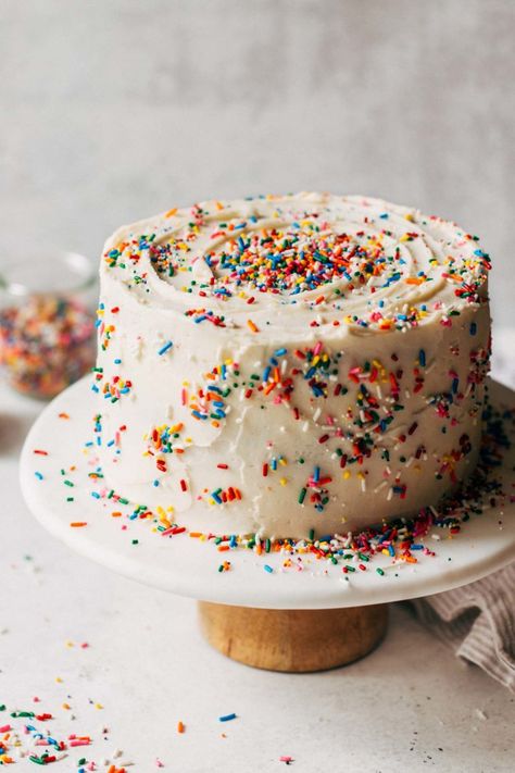 This is the BEST funfetti cake recipe! It's super moist, soft, and loaded with vanilla and sprinkles. It's smothered in a simple American buttercream to make a perfect classic birthday cake. #funfetti #birthdaycake #funfetticake #layercake #butternutbakery | butternutbakeryblog.com Funfetti Cake Recipe, Moist Vanilla Cake, Baking Journal, 6 Cake, Vanilla Cake Recipe, Funfetti Cake, Deilig Mat, Cute Birthday Cakes, Dessert Bar