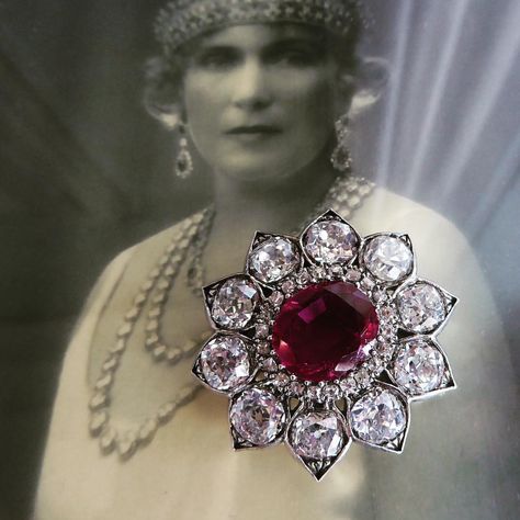 Queen Victoria Eugenia of Spain was given this beautiful ruby and diamond brooch by Prince Albert of England in 1849. Lot 188 in today's auction of Magnificent Jewels at the Four Seasons Hotel in Geneva. @christiesjewels @christiesinc #christies #christiesjewels #christiesinc #antique #ruby #diamond #brooch #royal #spain #england #geneva #switzerland Ruby Brooch, Sapphire Necklaces, Tiaras Jewellery, Royal Crowns, Royal Tiaras, Pink Diamonds, Fashion Couture, Diamond Brooch, Royal Jewels