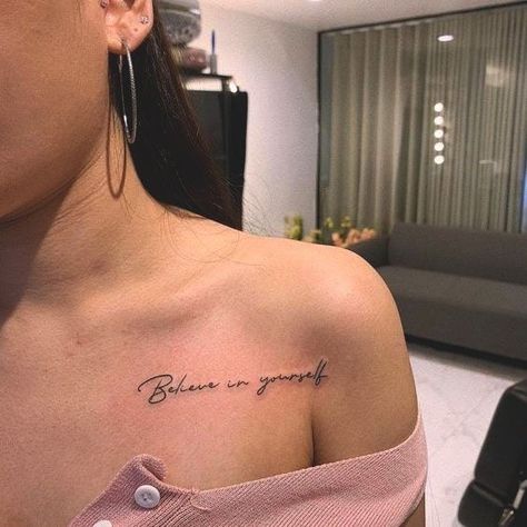 Clavicle Tattoos For Women Quotes, Collarbone Tattoos For Women, Flute Tattoo, Avengers Tower, Tato Dada, Collarbone Tattoo, Tattoo Schrift, Chic Tattoo, Female Tattoos