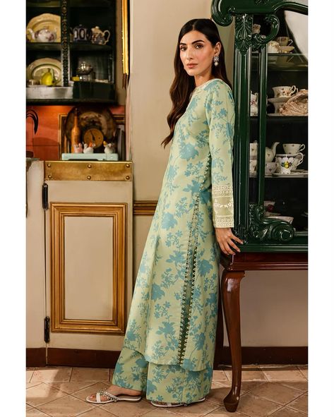 💬 your favourite lawn Silk CO-Ord !! www.brandaffection.uk Link in bio 👆 #designerlawn #designerlawnsuitsuk #silksuits #lawnsilk #lawnreadytowear #asianfashionuk #desiclothesuk #pakistanicasualclothesuk #ukdesifashion #eidoutfits #baroqueofficial #pakistanidesignerwearuk #asianwearuk #pakistaniclothinguk #pakistanisuitsuk Sleeves Design With Organza, Long Shirts For Women Pakistani, Gala Designs For Kameez, Dress Design Pakistani, Sleeve Patterns, Lawn Dress Design, Simple Dress Casual, Design Kurta, Eid Dress