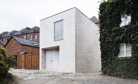 Compact living has never felt so spacious; enter Mews House, a two-bedroom home… Modern Brick House, Mews House, Minimal Home, Minimalist Architecture, Cabin Design, Brick And Stone, Brickwork, Brick House, Smooth Lines