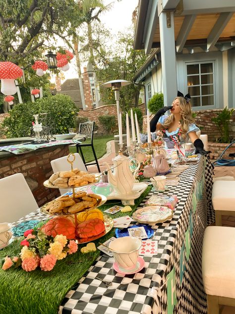 Mad Hatter Garden, Wonderland Party Theme, Alice In Wonderland Diy, Alice And Wonderland, Alice In Wonderland Tea Party Birthday, Fairy Tea Parties, Tea Party Table, Alice Tea Party, Gorgeous Birthday