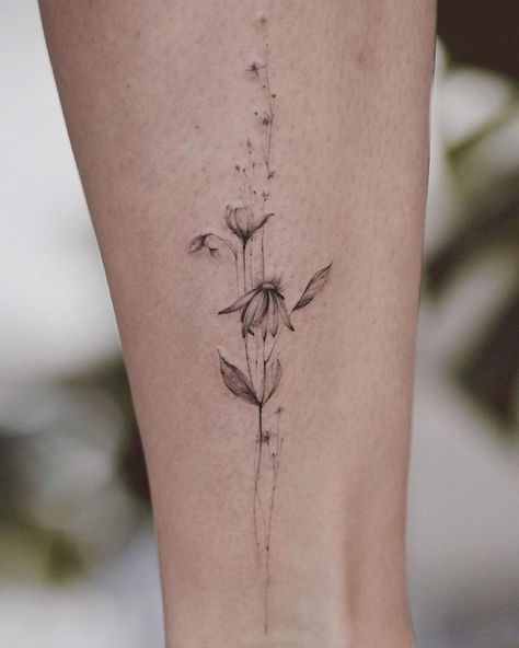 Small Female Tattoos, Tattoo Artist Tattoo, Female Tattoos, Boho Tattoos, Artist Tattoo, Inspiration Tattoo, Vine Tattoos, Spine Tattoos For Women, Botanical Tattoo