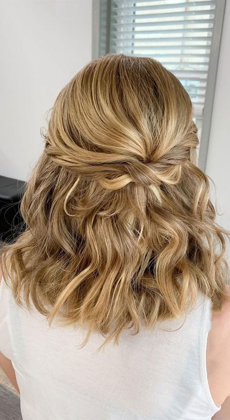 Shoulder Length Graduation Hair, Gala Hairstyles Medium Length Half Up, Hairstyles For Prom Medium Length, Down Curly Hairstyles, Prom Hair Up, Easy Updos For Medium Hair, Hair Half Up Half Down, Dance Hair, Rock Hairstyles