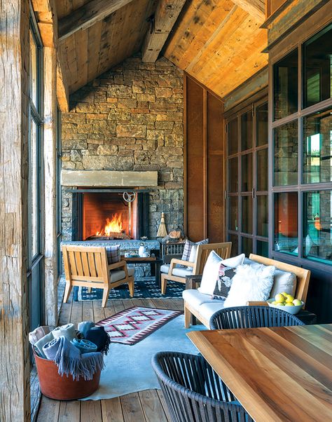 Rustic Ranch House, Wohne Im Tiny House, Casa Country, Rustic Fireplaces, Mountain Living, Cabin Living, Diy Outdoor Decor, Cabin Style, Mountain Home