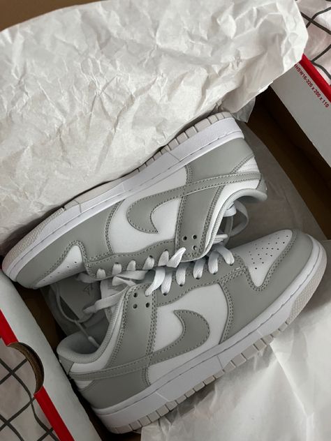 Nike Shoes Air Force, Trendy Shoes Sneakers, Dr Shoes, White Casual Shoes, Pretty Shoes Sneakers, Jordan Shoes Retro, All Nike Shoes, Shoes Outfit Fashion, Cute Nike Shoes