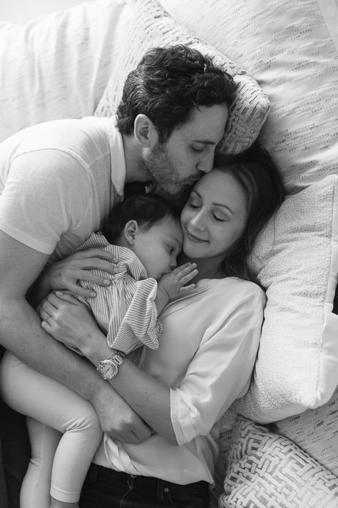 Family Of 3 In Home Session, Indoor Home Family Photos, Family In Bed Photography, Family Photo Bed, Family Photoshoot On Bed, Family Home Photos, Family Photos Bedroom, Family Bedroom Photoshoot, Bed Family Photoshoot