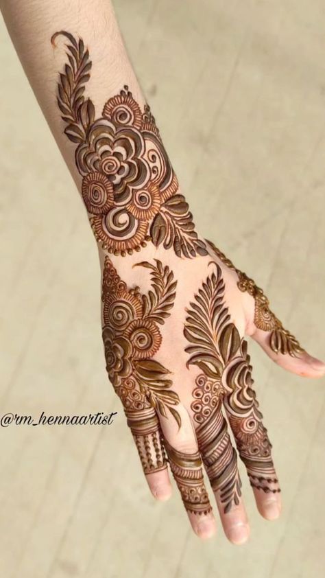 Medium Hand Mehndi Designs, Khafif Mehndi Designs Simple, Front Right Hand Mehndi Designs, Best Mehndi Designs Beautiful Full Hand, Right Hand Mehndi Designs, Simple Pakistani Mehndi, Latest Arabic Mehndi Designs Front Hand, Gorgeous Mehendi Designs, Full Hand Arabic Mehndi Designs