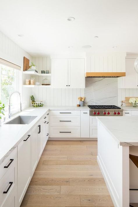 White Cottage Kitchens, White Cottage Kitchen, Shiplap Kitchen, Model Dapur, Kabinet Dapur, Cottage Kitchens, Classic Kitchen, Coastal Kitchen, Transitional Kitchen