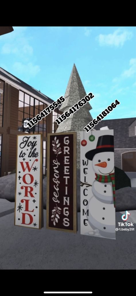 Holiday Bloxburg House, Bloxburg Christmas Entrance, Aesthetic Winter Bloxburg House, Bloxburg Xmas Bedroom, Bloxburg Xmas House Layout, Xmas House Bloxburg, Bloxburg Christmas Rug Decal Codes, Bloxburg Cozy Christmas House, Winter House Ideas Bloxburg