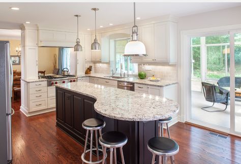 round eat-in breakfast bar Round Kitchen Island, Narrow Kitchen Island, Kitchen Peninsula, Wood Floor Kitchen, Narrow Kitchen, Round Kitchen, Kitchen Island With Seating, Kitchen Island Design, Kitchen Remodeling Projects