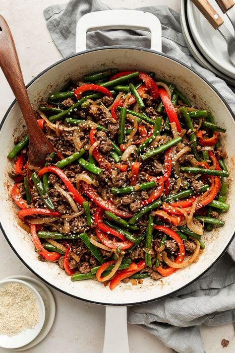 This Ground Beef Stir Fry recipe is an Asian-inspired weeknight dinner that easily doubles as a meal prep lunch. Lean ground beef combines with fresh vegetables in a sweet and savory stir-fry sauce. Stir Fry Easy, Beef Stir Fry Recipe, Ground Beef Stir Fry, Real Food Dietitians, Beef Stir Fry Recipes, Meal Prep Lunch, 30 Minute Meals Easy, Prep Lunch, Easy Stir Fry