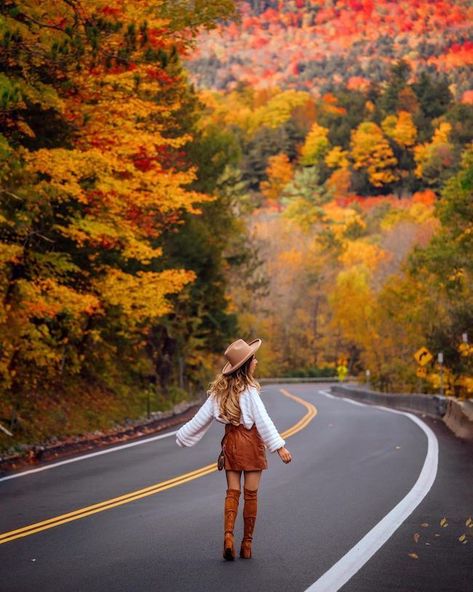 Mountains Photoshoot, Photoshoot Ideas Fall, Cute Fall Pictures, Fall Photoshoot Family, Autumn Photography Portrait, Fall Foilage, Fall Photoshoot Ideas, Fall Photography Nature, Fall Photo Shoot Outfits