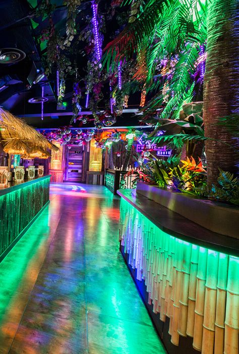 Jungle Theme Restaurant Interior Design, Hawaii Restaurant Design, Cocktail Bar Interior Design, Garden Restaurant Design, Kylie Jenner New House, Luxury Pool Party, Malle Party, Tropical Restaurant, Cocktail Bar Interior