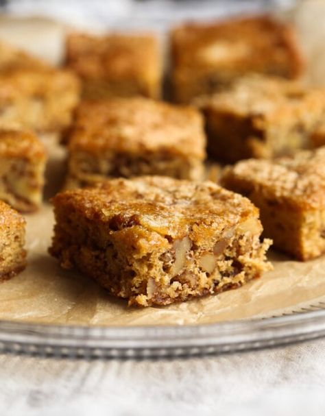 These Chewy Noel Bars are a classic holiday treat. They're a buttery, chewy walnut bar topped with powdered sugar! SO good! #cookiesandcups #12daysofchristmascookies #noel #holidaybaking #christmascookies Cookies Bars, Dessert Bar Recipe, Cake Bars, Cookie Bar Recipes, Christmas Cooking, Savoury Cake, Classic Holiday, Food Cakes, Cookie Desserts