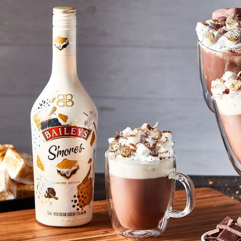 Cocktails Perfect for Fall Campfires - Thrillist Smores Baileys, Baileys Smores, Campfire In The Woods, Baileys Recipes Drinks, Baileys Drinks, Baileys Cocktails, Chocolate Crumble, Baileys Recipes, Smore Recipes