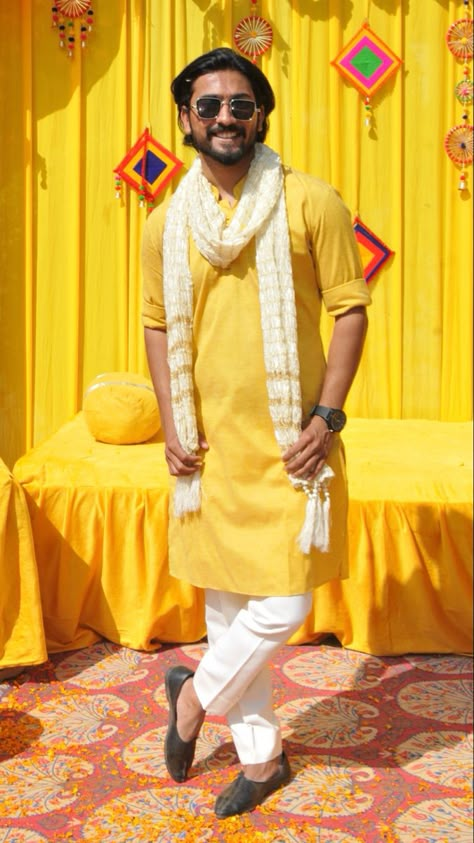 Haldi Photography Ideas Boys, Dulha Haldi Pose Single, Haldhi Stills Boy, Haldi Ceremony Boys Stills, Haldi Video Boy, Haldi Ceremony Boy Photography, Haldi Stills For Groom, Dulha Haldi Pose, Boys Haldi Photoshoot