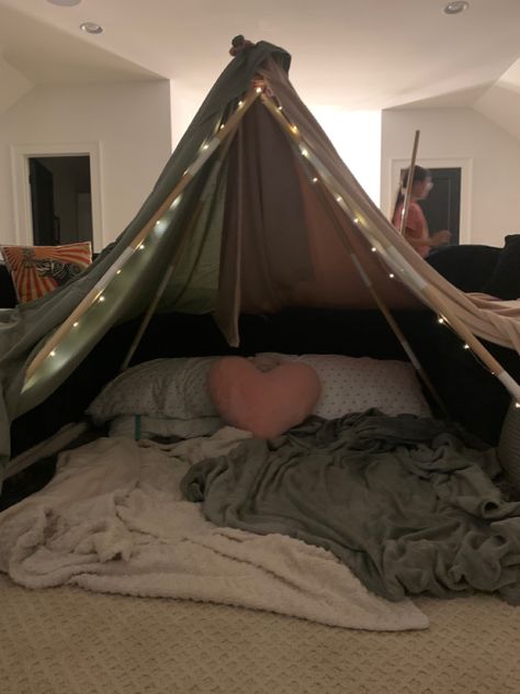 This was actully pretty big! Fort Ideas Bedroom, Forts For Sleepovers Easy Indoor, Aesthetic Tent Sleepover, Fort Ideas Indoor Bedroom, Diy Blanket Fort, Sleepover Fort, Living Room Fort, Sleepover Bed, Indoor Forts