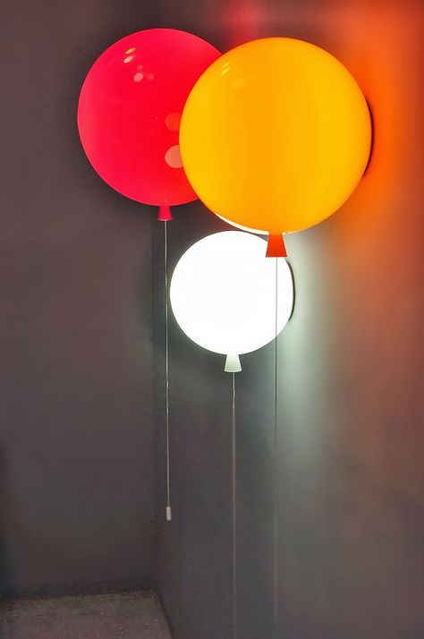 Super fun balloon lights by Blokis—perfect for a kid's room! Luminaria Diy, Blitz Design, Moderne Pools, Colorful Lamps, Diy Lampe, Balloon Lights, Deco Luminaire, Lampe Design, Creative Lighting